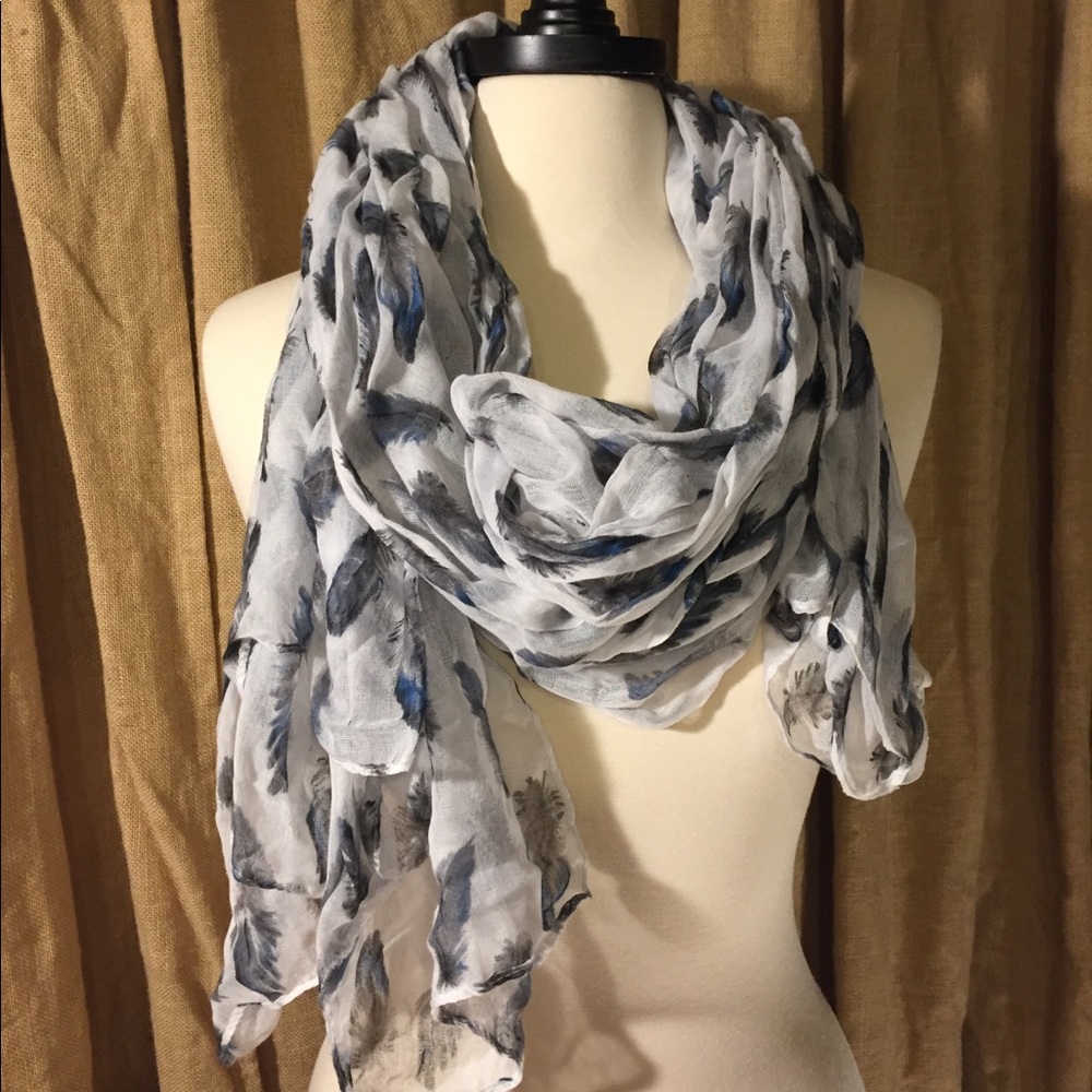 Lightweight scarf with feather print